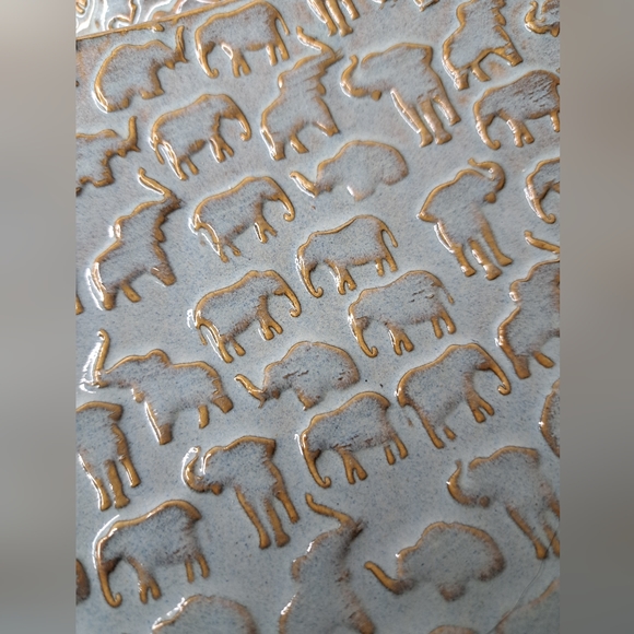 3 Ceramic Platters — Elephant Motif,  Brown Grey Glaze. - Picture 11 of 14